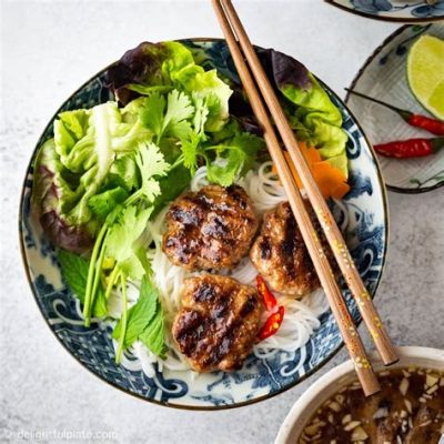  Bún Chả Hà Nội: Ein köstlicher Tanz aus gegrilltem Schweinefleisch und frischen Kräutern!