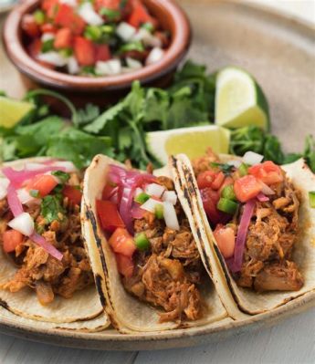  Cochinita Pibil: Ein mexikanisches Schmorgericht für die Götter, das Ihre Geschmacksknospen mit einer Symphonie aus würzigen Aromen verwöhnt!