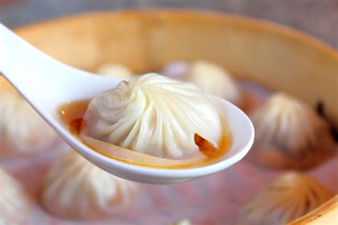  Xiaolongbao: Entdecke die saftige Explosion von Aromen in jedem zartem Bissen!